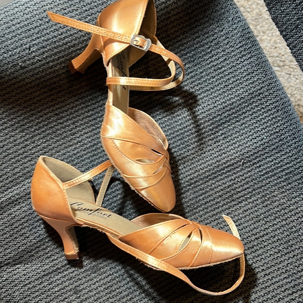 Brand New “Comfort Dance Shoes” brand💃👠Gold w/Adjustable Ankle Straps Size 6 N